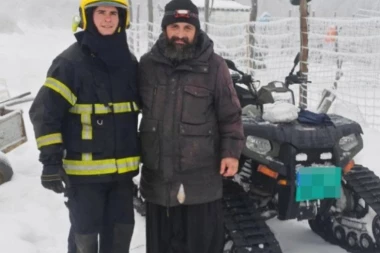 DRAMATIČNO SPASAVANJE NA DUBAŠNICI: Isposnik Radiša ostao zavejan u planini, vatrogasci guseničarima probijali smetove da bi mu dostavili lekove i hranu! (FOTO)