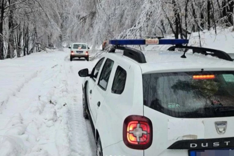 PRIPADNICI MUP SPASILI BRAČNI PAR NA PEŠTERSKOJ VISORAVNI! Sleteli automobilom u snežni nanos na -17 stepeni!