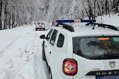 PRIPADNICI MUP SPASILI BRAČNI PAR NA PEŠTERSKOJ VISORAVNI! Sleteli automobilom u snežni nanos na -17 stepeni!