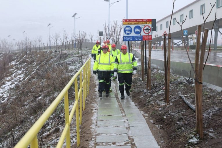 Rudari rudnika Čukaru Peki doneli badnjak u rudarsku zgradu