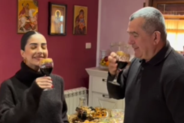 PORODIČNA IDILA U DOMU ĐURIČIĆA ZA BADNJI DAN! Anđela stigla u Đenoviće - nazdravila sa Velišom, pa POSLALA SNAŽNU PORUKU! (GALERIJA)