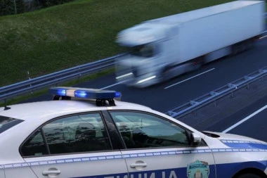 STRAHOVIT UDES NA TEMERINSKOM MOSTU! Kamion probio bankinu - DELOVI VOZILA RASUTI PO KOLOVOZU! (FOTO)