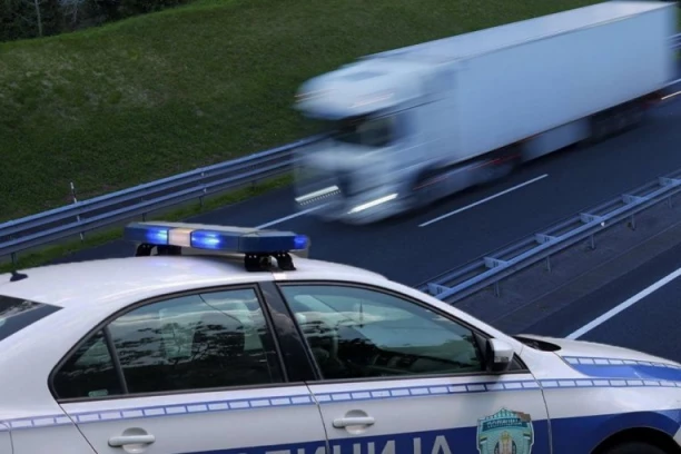 STRAHOVIT UDES NA TEMERINSKOM MOSTU! Kamion probio bankinu - DELOVI VOZILA RASUTI PO KOLOVOZU! (FOTO)