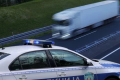 KAMION PROBIO ZAŠTITNU OGRADU I SLETEO U KANAL! Teška nesreća kod Inđije, vozač hitno prevezen u bolnicu! (VIDEO)