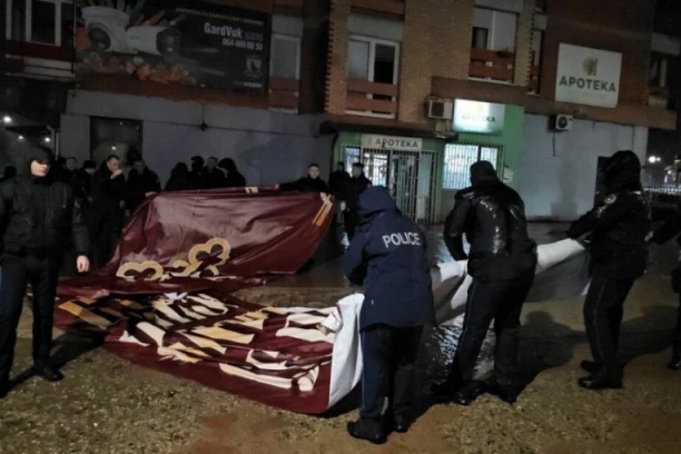 DRAMA U KOSOVSKOJ MITROVICI! Policija lažne države maltretira satima Srbe! NE DAJU IM DA POSTAVE TRANSPARANT NA KOME PIŠE "HRISTOS SE RODI"!