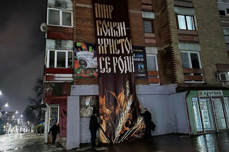 Vraćen transparent sa natpisom "Mir Božji, Hristos se rodi"