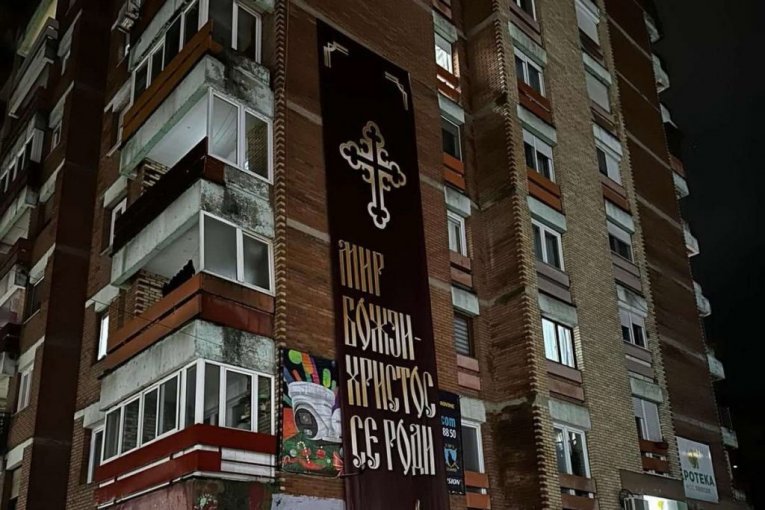 Vraćen transparent sa natpisom "Mir Božji, Hristos se rodi"