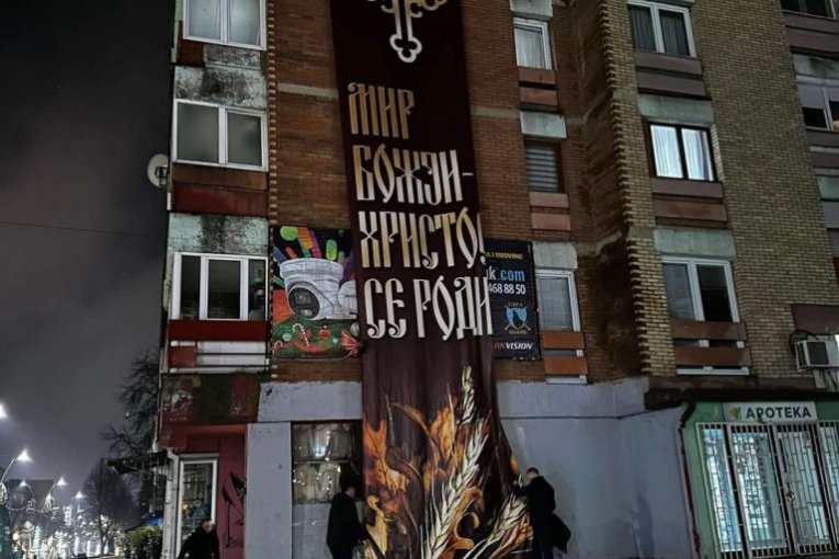 Vraćen transparent sa natpisom "Mir Božji, Hristos se rodi"