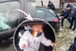 NESTVARNA SCENA NA BADNJI DAN! Beba iz Kragujevca ostala zarobljena u automobilu! VATROGASCI JE SPASAVALI! (FOTO)