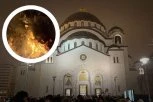 VERNICI U VELIKOM BROJU PRISTIŽU ISPRED HRAMA SVETOG SAVE: Badnjak zapaljen, sve spremno za ponoćnu liturgiju (VIDEO)