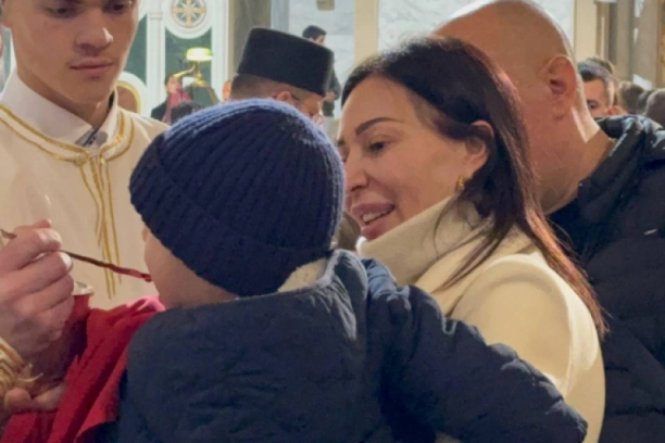 CECA SE PRIČESTILA SA UNUCIMA ZA BOŽIĆ! Ovo je najlepša slika iz Hrama Svetog Save - na liturgiju stigla sva u BELOM, a ovog NASLEDNIKA ne ispušta iz ruku! (FOTO, VIDEO)