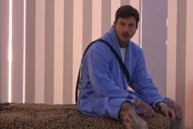 ŠOK! Članica produkcije forsirala Filipa Đukića da ima INTIMNE ODNOSE - pojavio se snimak (VIDEO)