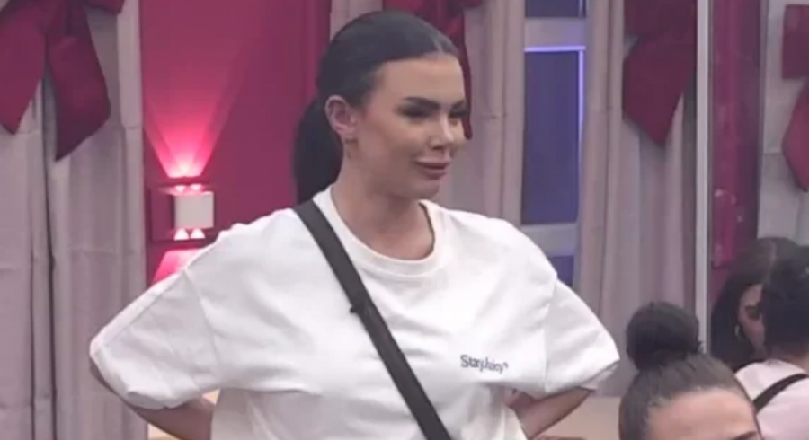 NIKOLIJI STIGLA BRUTALNA PORUKA DIREKTNO IZ "ELITE 9": Anita izazvala buru jednim potezom, zbog ovoga cela kuća bruji o njenom odnosu sa Reljom!