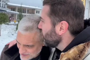 ALEKSANDAR KOS IZLJUBIO ČEDU, PA USNIMIO SVE ZA MREŽE! Evo kako dočekuju Božić, zajedno otišli na pričest!