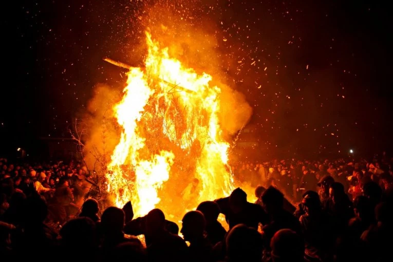 HOROR NA PROSLAVI, BAKA ŽIVA PLANULA! Molila se za sreću i zdravlje, a onda se okliznula i pala pravo u vatru! LICE I RUKE JOJ U OPEKOTINAMA (FOTO, VIDEO)