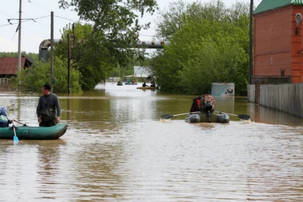 DRAMATIČNA EVAKUACIJA U KOMŠILUKU, LJUDE IZVLAČE IZ KUĆA: Voda guta sve pred sobom, podignuta sva mehanizacija, NAROD U PANICI! (FOTO)