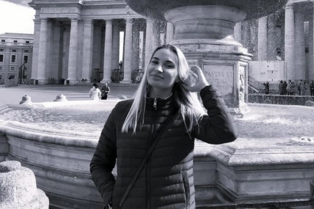 STRAVIČNO! INFLUENSERKA UMRLA NAKON OPERACIJE! Poslednja Julijina poruka IZAZIVA JEZU!