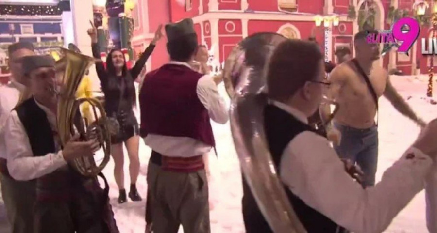 EVO ZASTO SU SVI ISTRČALI IZ BELE KUĆE! Božićni spektakl kakav NE PAMTI TELEVIZIJA, specijalno iznenađenje ZAPALILO "ELITU"! (GALERIJA)