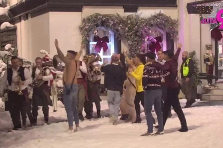 EVO ZASTO SU SVI ISTRČALI IZ BELE KUĆE! Božićni spektakl kakav NE PAMTI TELEVIZIJA, specijalno iznenađenje ZAPALILO "ELITU"! (GALERIJA)