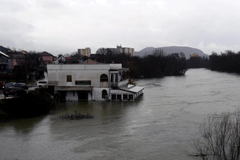 UZBUNA ZBOG CIKLONA! HITNA evakuacija u zemlji, prete POPLAVE I VETROVI do 260 KM/H!
