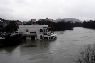 UZBUNA ZBOG CIKLONA! HITNA evakuacija u zemlji, prete POPLAVE I VETROVI do 260 KM/H!