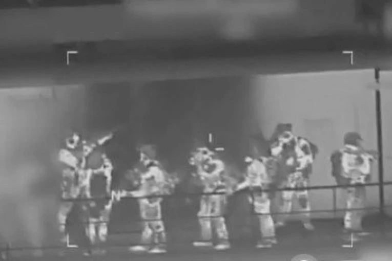 NEVEROVATAN DESANT USRED OLUJE! Pogledajte upad Amerikanaca na ruski tanker u Atlantiku! (FOTO, VIDEO)