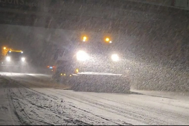 OVE DVE SRPSKE PLANINE ZAVEJANE! Mećava samo bije, putari uzalud rade! NA SNAZI ZABRANA SAOBRAĆAJA ZA ŠLEPERE, OSTALI DA NE KREĆU NA PUT BEZ PREKE POTREBE!