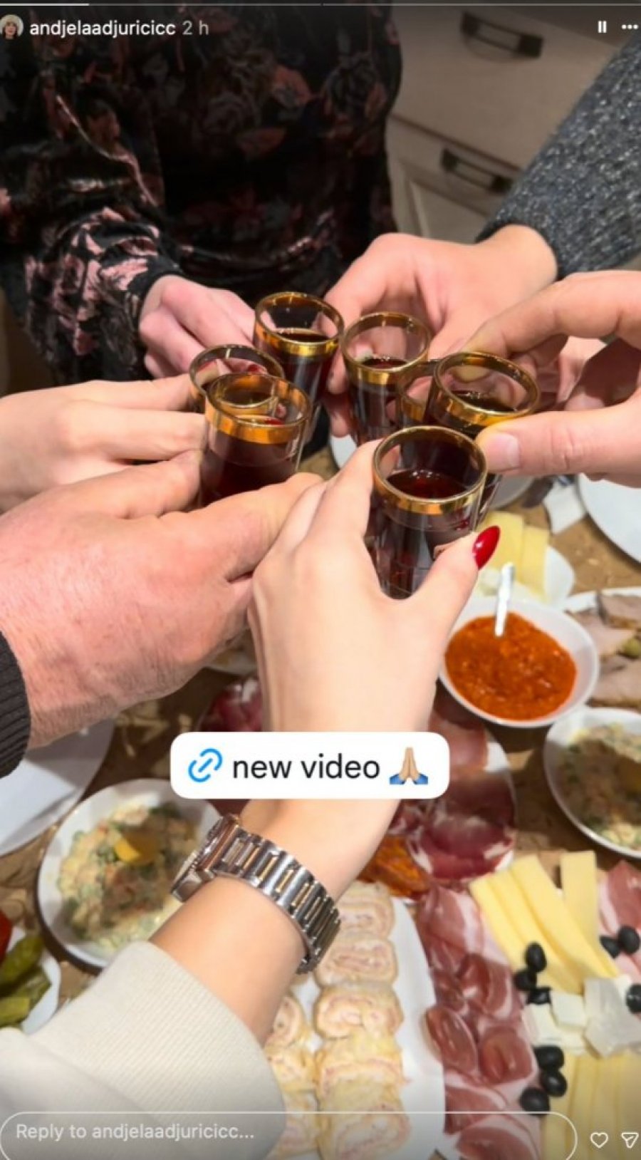 ĐURIČIĆI VERNI TRADICIJI,  ISPOŠTOVALI STARE OBIČAJE! Evo kako se slavi u Đenovićima, Anđela POSLALA PRAVU SLIKU BOŽIĆA! (FOTO)