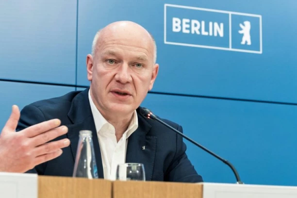 ŠTA URADI, ČOVEČE? GRADONAČELNIK NA STUBU SRAMA! Dok je ceo grad bio bez struje, evo ŠTA JE ON RADIO