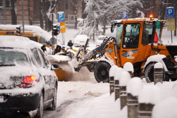 SAOBRAĆAJ NE POSTOJI, GRAĐANI ZAVEJANI, KLIZAJU SE I PADAJU PO LEDU: Glavni grad kapitulirao! PET DANA KOLAPSA KAO NIKAD PRE