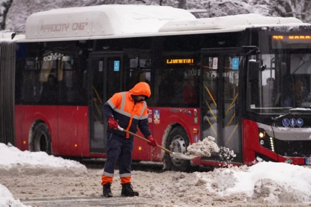LED STOPIRAO TROLEJBUSE, BAHATO PARKIRANE TRAMVAJE: GSP se oglasio o stanju u saobraćaju – ove linije trenutno ne idu redovnom trasom