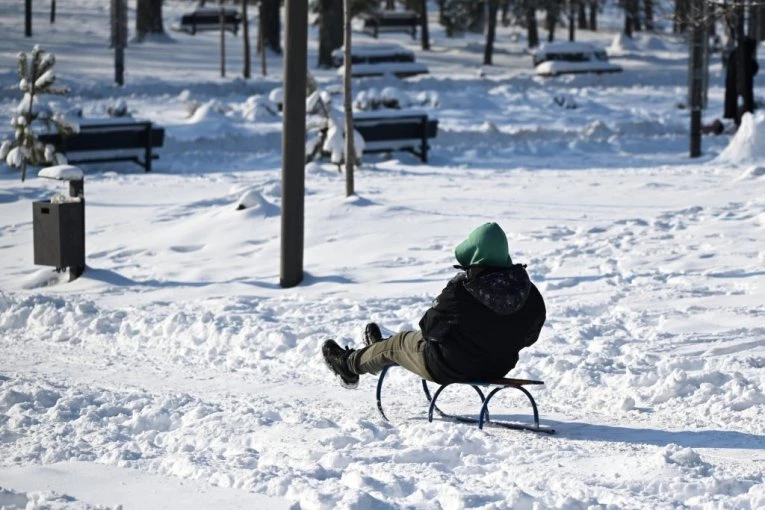 ODLOŽEN POČETAK DRUGOG POLUGODIŠTA: Balkan zavejan, deca u OVIM ŠKOLAMA neće u ponedeljak u klupe
