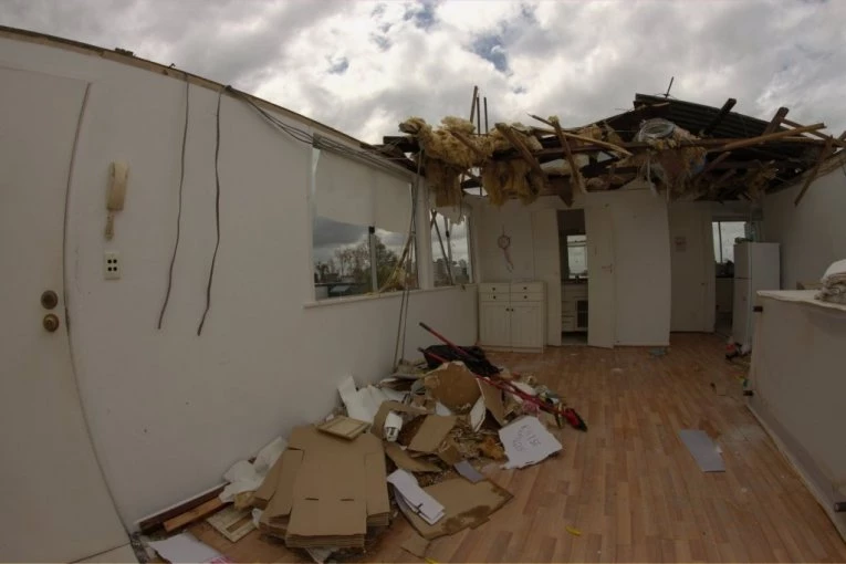 BRUTALAN SNIMAK KOJI JE OBIŠAO SVET: Vetar podigao čitav KROV ZGRADE i odneo ga kao da je od papira! Pogledajte trenutak jezive destrukcije – Ljudi bežali u panici! (VIDEO)