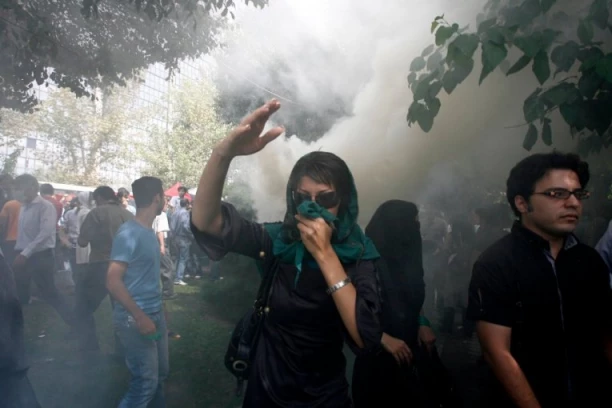 IRAN U PLAMENU, GORE SIMBOLI REŽIMA, IMA I MRTVIH! Demonstranti zapalili državnu televiziju i banke, seku zastave i JURIŠAJU NA ŠTAB REVOLUCIONARNE GARDE!  (FOTO, VIDEO)