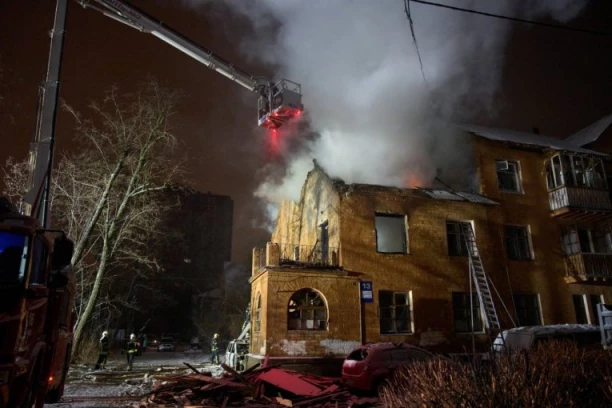 PET BOMBI PALO NA ZAPOROŽJE: Gore privatne kuće, jedna osoba poginula, otkriveni detalji jezivog ruskog udara!
