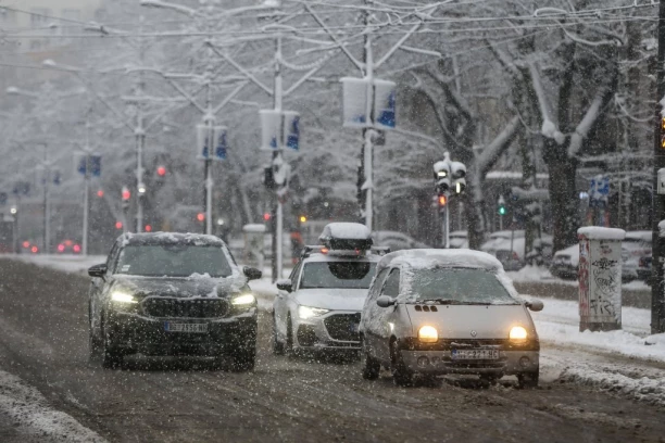 SNEŽNO NEVREME OKOVALO BEČ! Potpuni kolaps saobraćaja na ulicama!