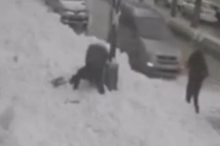 (UZNEMIRUJUĆI SNIMAK) SNEG PAO SA ZGRADE I UBIO DEVOJKU! Najnormalnije hodala trotoarom, a onda je u trenu IZGUBILA ŽIVOT