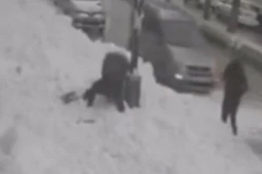 (UZNEMIRUJUĆI SNIMAK) SNEG PAO SA ZGRADE I UBIO DEVOJKU! Najnormalnije hodala trotoarom, a onda je u trenu IZGUBILA ŽIVOT