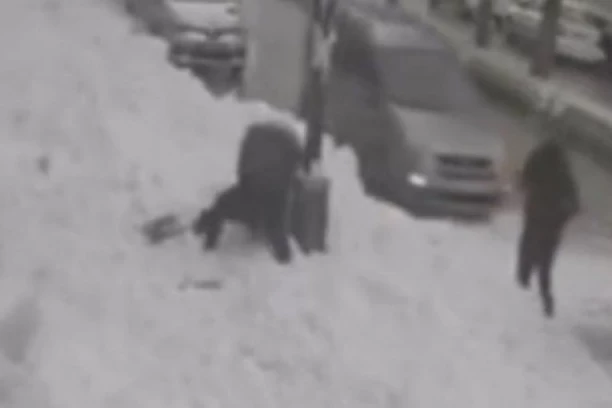 (UZNEMIRUJUĆI SNIMAK) SNEG PAO SA ZGRADE I UBIO DEVOJKU! Najnormalnije hodala trotoarom, a onda je u trenu IZGUBILA ŽIVOT