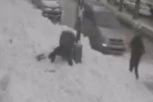 (UZNEMIRUJUĆI SNIMAK) SNEG PAO SA ZGRADE I UBIO DEVOJKU! Najnormalnije hodala trotoarom, a onda je u trenu IZGUBILA ŽIVOT