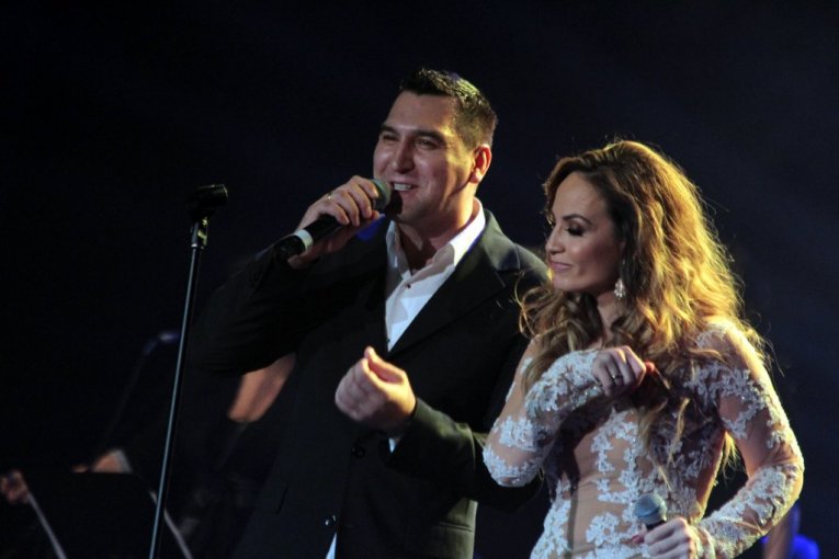 Darko Tomašević je rođeni brat pevačice Jelene Tomašević