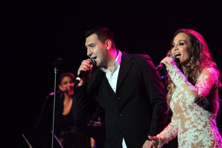 Darko Tomašević je rođeni brat pevačice Jelene Tomašević