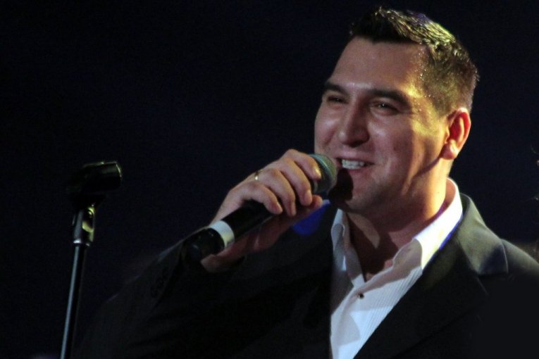 Darko Tomašević je rođeni brat pevačice Jelene Tomašević