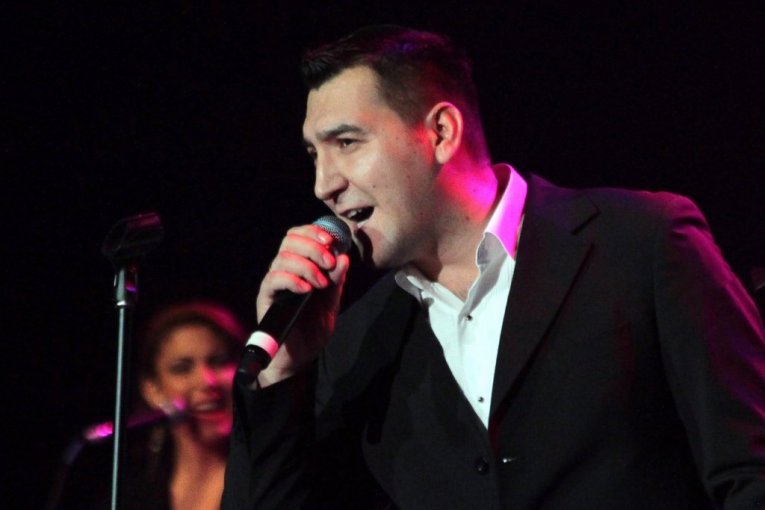 Darko Tomašević je rođeni brat pevačice Jelene Tomašević