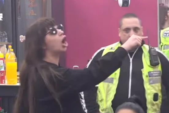 UZNEMIRUJUĆA HISTERIJA MILJANE KULIĆ LEDI KRV U ŽILAMA! Nasrnula na Janjuša, obezbeđenje je OPKOLILO: "Bolje u ludnicu nego da se OBESIM" (FOTO, VIDEO)