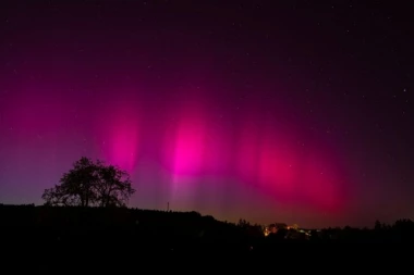 MISTERIOZNA SVETLOST PREKRILA NEBO: Građani u šoku posmatrali ružičasti sjaj dok je padao sneg! Svi mislili da je POLARNA SVETLOST, a evo šta se zapravo krije iza svega! (FOTO, VIDEO)