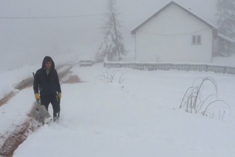 Sneg pravi velike probleme meštanima