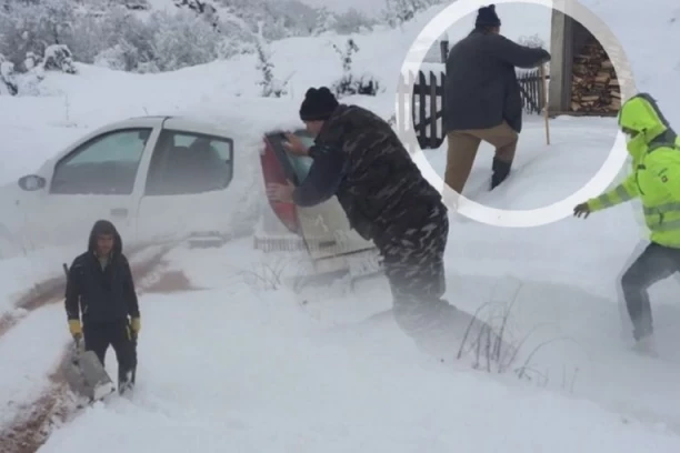 MEŠTANI SJENICE ODSEČENI OD SVETA! Zavejani i neprohodni putevi, uvedena vanredna situacija! (FOTO)
