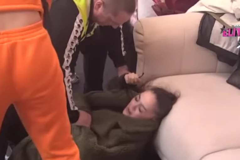 PODIVLJALA UČESNICA "ELITE 9" SE TRESE PO PODU! Šok-scene gledate na sopstvenu odgovornost - kao da ISTERUJU ĐAVOLA iz nje, obezbeđenje joj opkolilo telo (VIDEO)