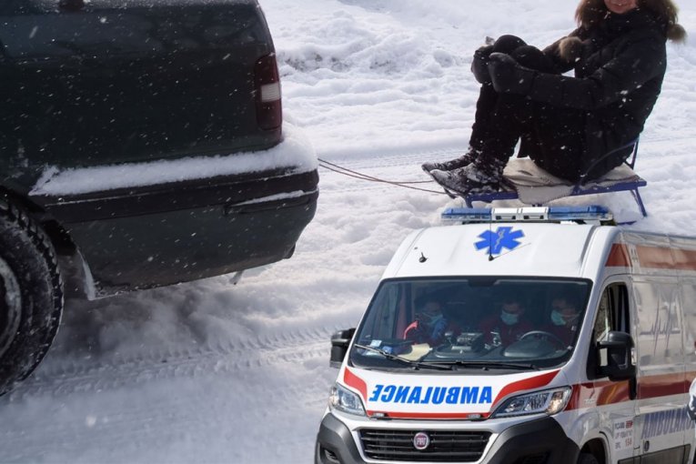 OVAJ ĆE DA IH PREGAZI, BRATE!" Jeziv snimak nesreće kod Kraljeva: Tinejdžerke vrište na sankama